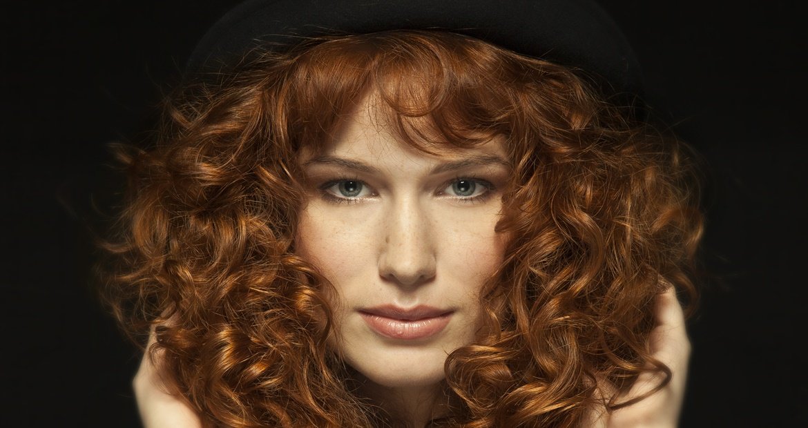 mulher branca de cabelo ruivo com o corte shaggy hair